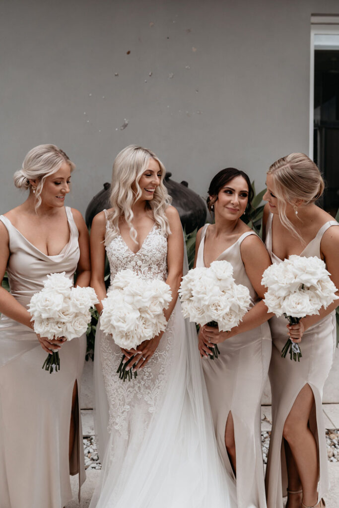 Témoins avec la mariée, robe nude