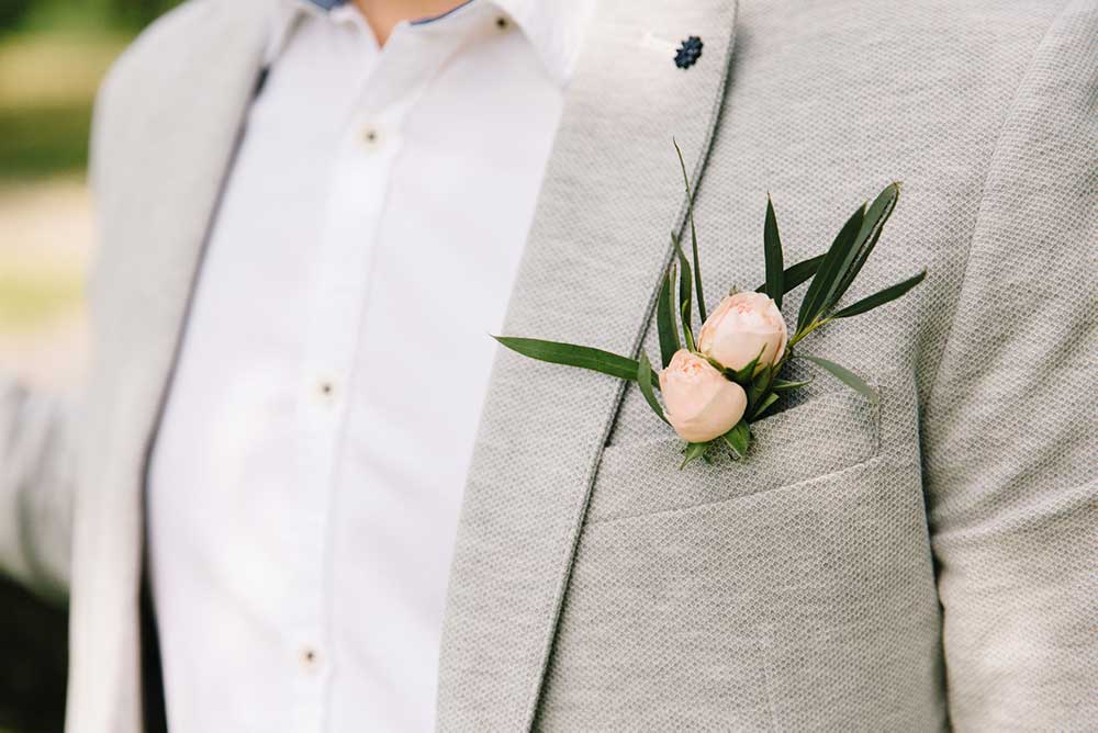 boutonnière, costume gris, fleurs 