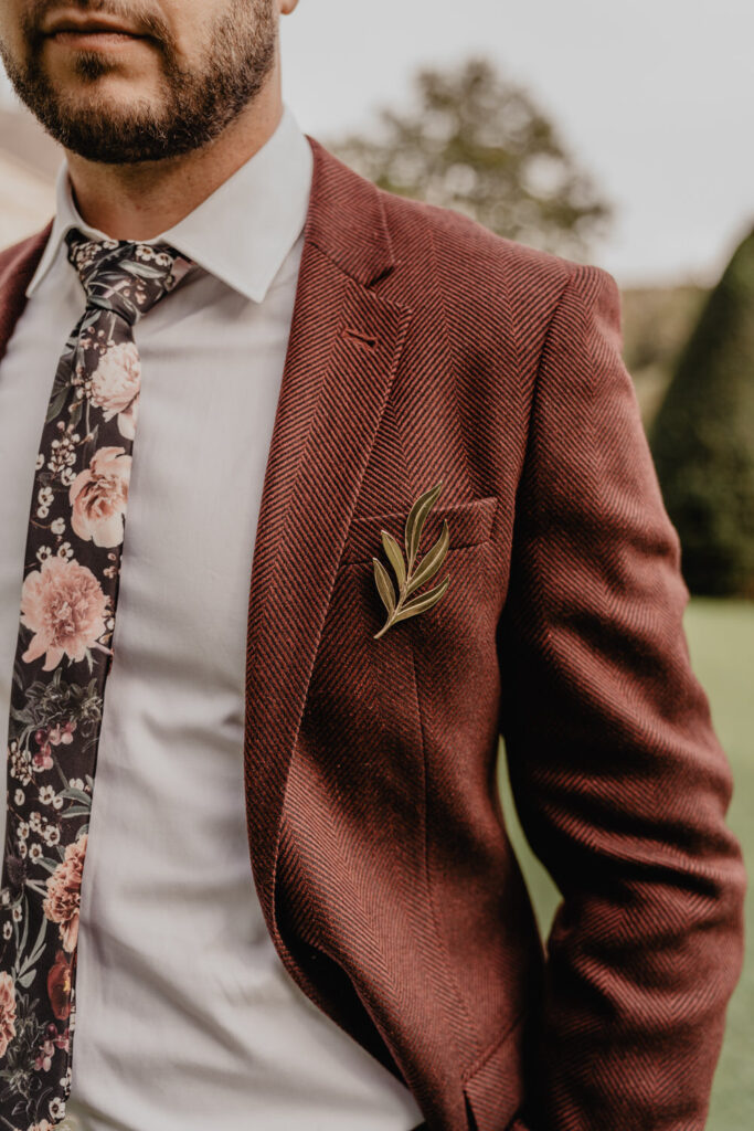 Marié portant un costume couleur terracota
