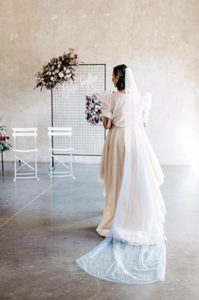 Voile de mariée coloré, idée voile de mariée coloré, inspiration voile de mariée colorée, voile colorée, mariage bord de mer, mariage soleil, organisatrice de mariage, organisation de mariage, voile de mariée branchée, voile de mariée jaune, voile de mariée rouge, voile de mariée bleu, wedding, wedding planner, wedding planner alpilles, wedding planner luberon, wedding planner provence, wedding planneuse, officiante de cérémonie aix en provence, officiante cérémonie avignon, officiante de cérémonie marseille, officiante de cérémonie pertuis, wedding planner bouches-du-rhônes, wedding planner vaucluse, wedding planner var, inspiration mariage 2022, inspiration mariage 2023, mariage lavande, organisatrice mariage lavandes, mariage avignon, voile colorée pastel, organisatrice de mariage sudLes différents voiles pour les mariées Les différents voiles pour les mariées, traditions