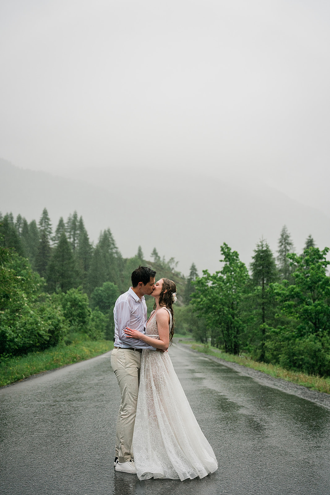 couple, mariés, pluie, parapluie, mariage sous la pluie, robe blanche, élopement, route, nature, montagne
