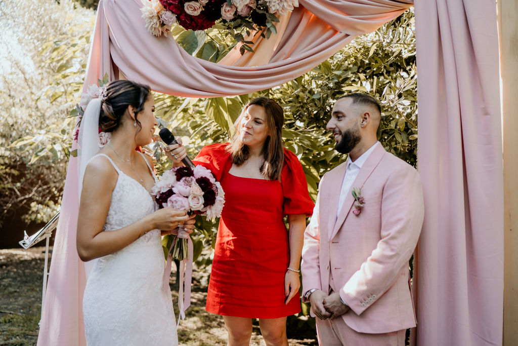 wedding planner, D Day Wedding Planner Lyon, D Day Wedding Planner Rhône, Wedding Planner Lyon, organisatrice mariages, organisatrice mariages Rhône, organisation mariage Lyon, évolution mariages laïques, déclin mariage religieux, changement mentalité, diversification culturelles, cérémonie laïque, officiante de cérémonie, union laïque, arche de fleurs