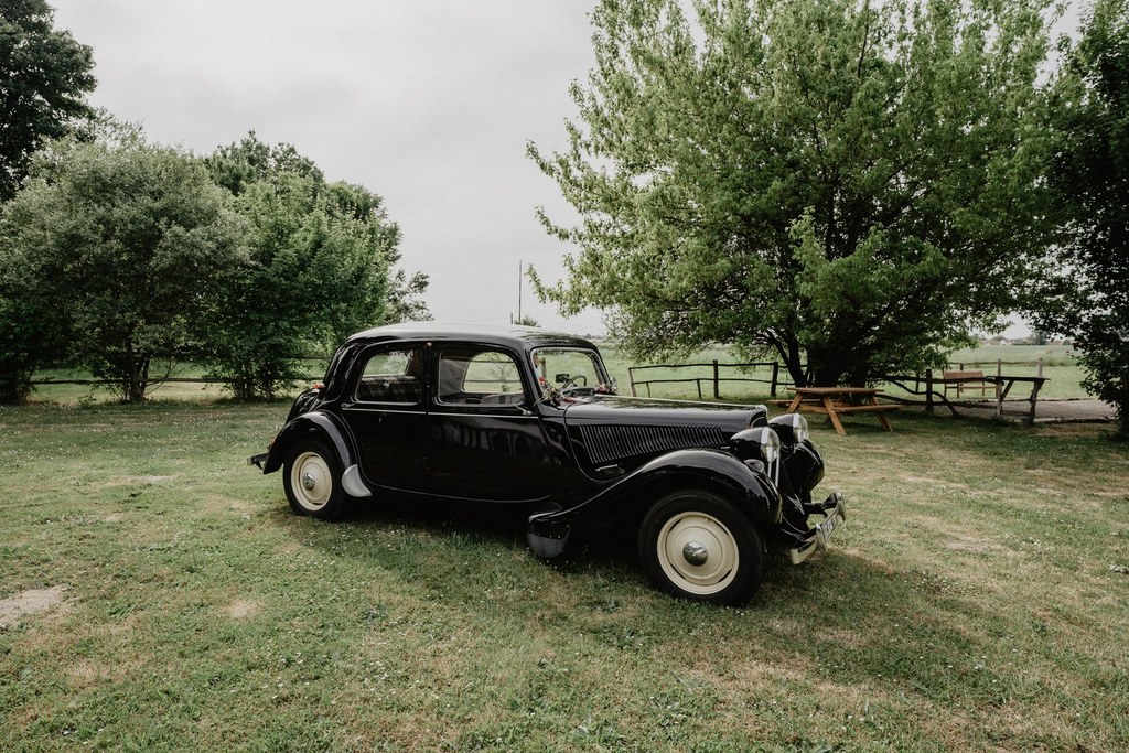 voiture, mariés, deux chevaux, mariage thème années 50, voiture des mariés