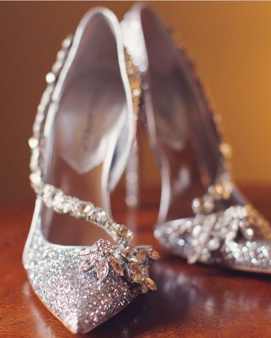 Chaussures pour mariée, idée chaussure pour mariée, inspiration chaussure pour mariée, talon tendance, escarpin tendance, mariage bord de mer, mariage soleil, organisatrice de mariage, organisation de mariage, chaussures pour mariée branchées, chaussure pour mariée bleu, chaussures pour mariée blanche, chaussures pour mariées colorées, wedding, wedding planner, wedding planner alpilles, wedding planner luberon, wedding planner provence, wedding planneuse, officiante de cérémonie aix en provence, officiante cérémonie avignon, officiante de cérémonie marseille, officiante de cérémonie pertuis, wedding planner bouches-du-rhônes, wedding planner vaucluse, wedding planner var, inspiration mariage 2022, inspiration mariage 2023, mariage lavande, organisatrice mariage lavandes, mariage avignon,, organisatrice de mariage sud