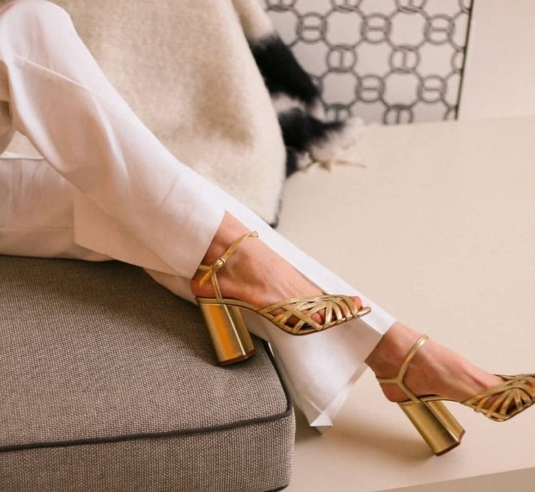 Chaussures pour mariée, idée chaussure pour mariée, inspiration chaussure pour mariée, talon tendance, escarpin tendance, mariage bord de mer, mariage soleil, organisatrice de mariage, organisation de mariage, chaussures pour mariée branchées, chaussure pour mariée bleu, chaussures pour mariée blanche, chaussures pour mariées colorées, wedding, wedding planner, wedding planner alpilles, wedding planner luberon, wedding planner provence, wedding planneuse, officiante de cérémonie aix en provence, officiante cérémonie avignon, officiante de cérémonie marseille, officiante de cérémonie pertuis, wedding planner bouches-du-rhônes, wedding planner vaucluse, wedding planner var, inspiration mariage 2022, inspiration mariage 2023, mariage lavande, organisatrice mariage lavandes, mariage avignon,, organisatrice de mariage sud Les différentes chaussures pour la mariée