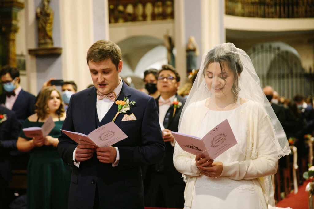mariée marié love is love savoie haute savoie mariée en blanc costume de mariée église