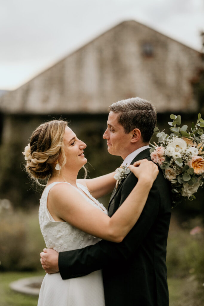 couple, robe, blanc, costume, vert, mariés, fleurs