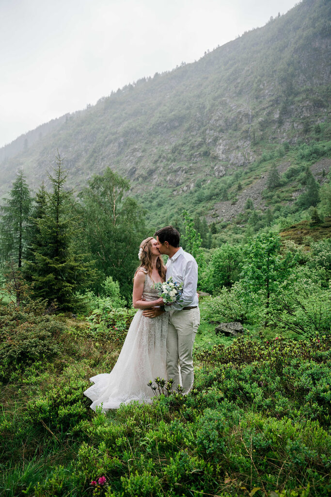 Moutain love rain pluie couple mariage sous la pluie