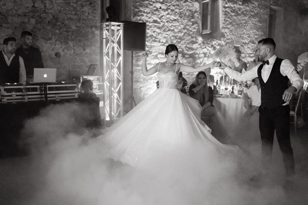 ouverture de bal, robe princesse, bustier, fumée lourde, DJ, danse