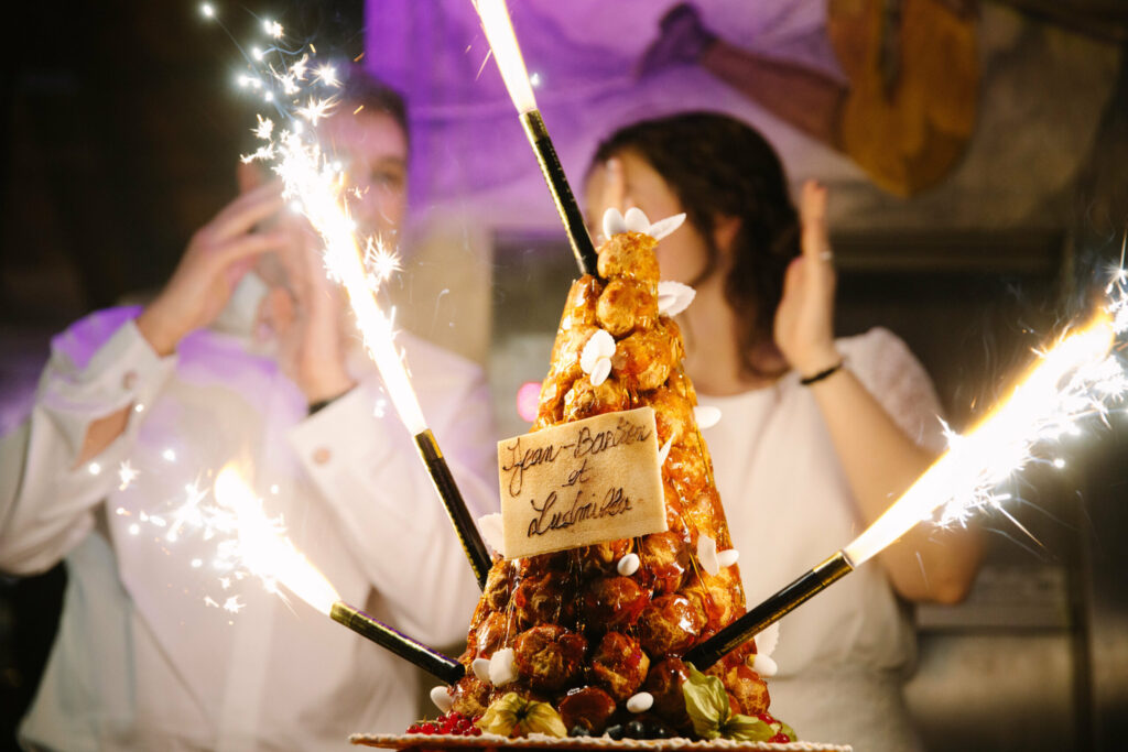 couple bride and groom mariés wedding cake pièce montée dessert de mariage