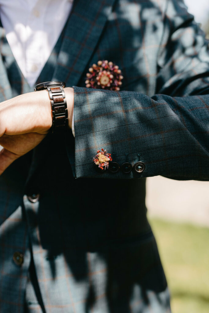 wedding planner aix en provence, wedding planner aix-en-provence, wedding planner provence, wedding planner luberon, DDay, DDay Wedding Planner, DDay Wedding Planner Provence, organisatrice de mariage, officiante de cérémonie, officiante, mariage, marié, mariée, détails, boutonnières, costume, bouton de manchette, les détails insolites de la tenue du marié, fun, original, originalité, détails, accessoires, personnalisation, unique