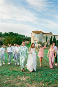 mariés, cortège, témoins, garçon d'honneur, pré, château, demoiselles d'honneur, témoins