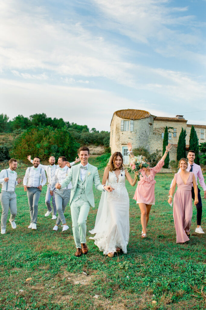 mariés, cortège, témoins, garçon d'honneur, pré, château, demoiselles d'honneur, témoins