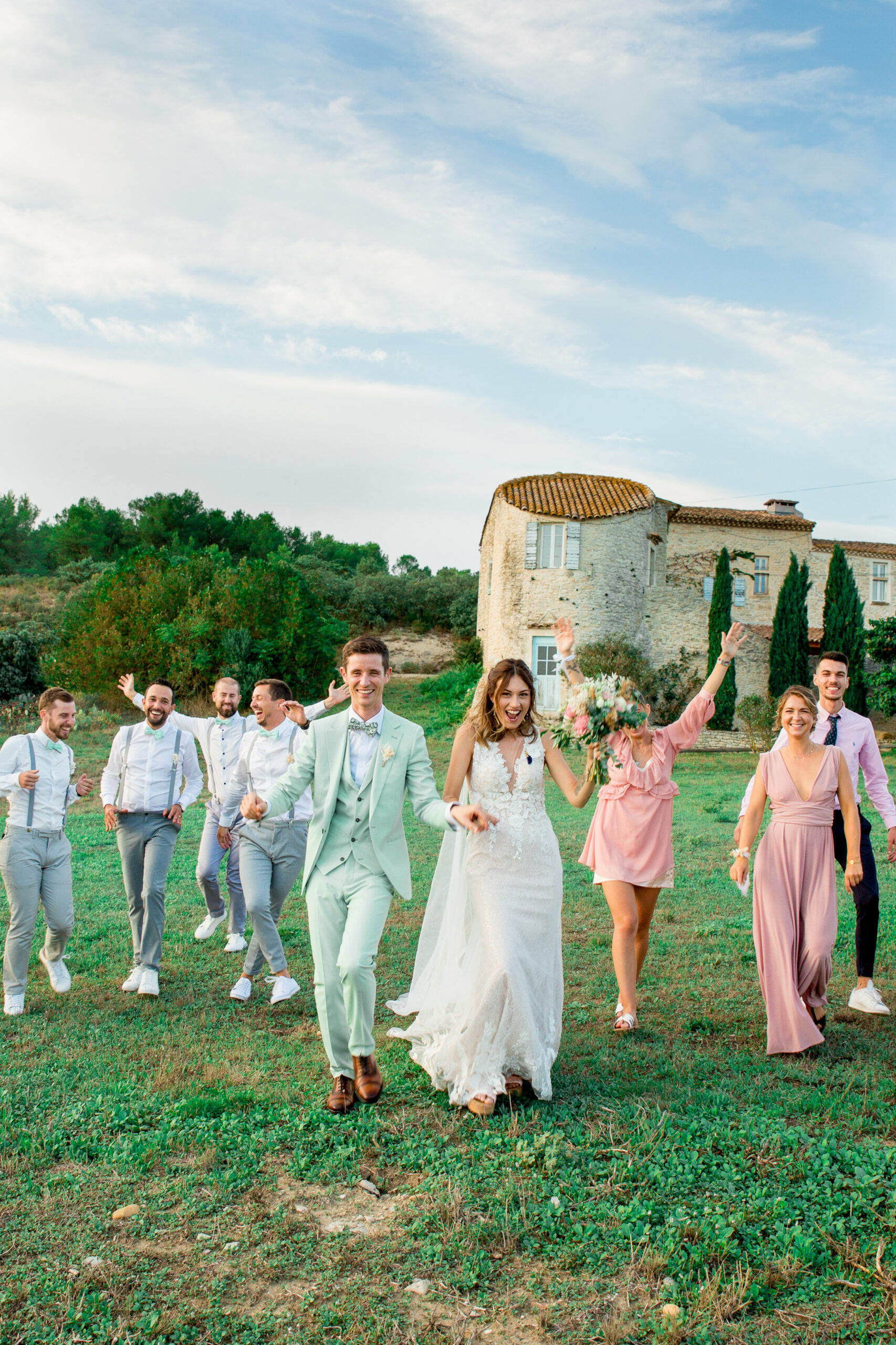 mariés, cortège, témoins, garçon d'honneur, pré, château, demoiselles d'honneur, témoins