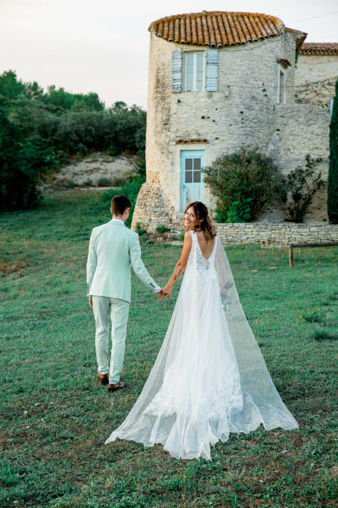 Couple, mariés, mariage, robe blanche, costume vert, longue robe, voile épaule