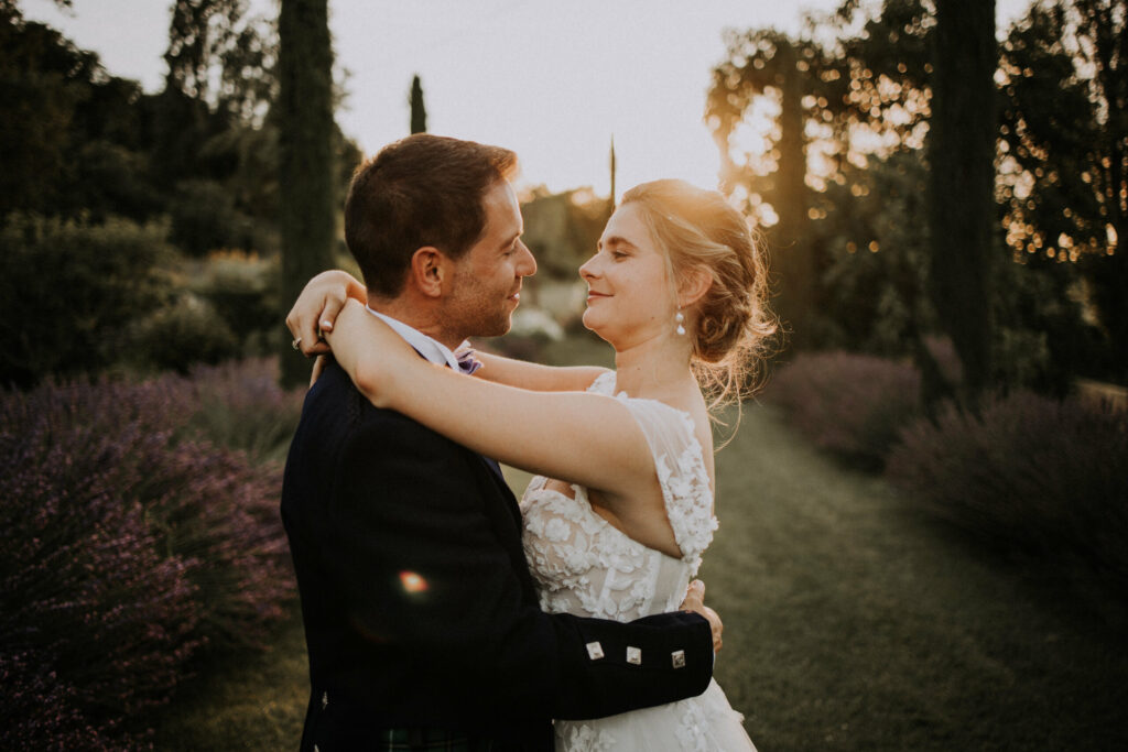 séances photo lavande, séance de couple, séance golden hour, photo au milieu des lavandes organisatrice de mariage lamothe du rhone, organisation de mariage saint paul trois chaeteaux, wedding planner provence