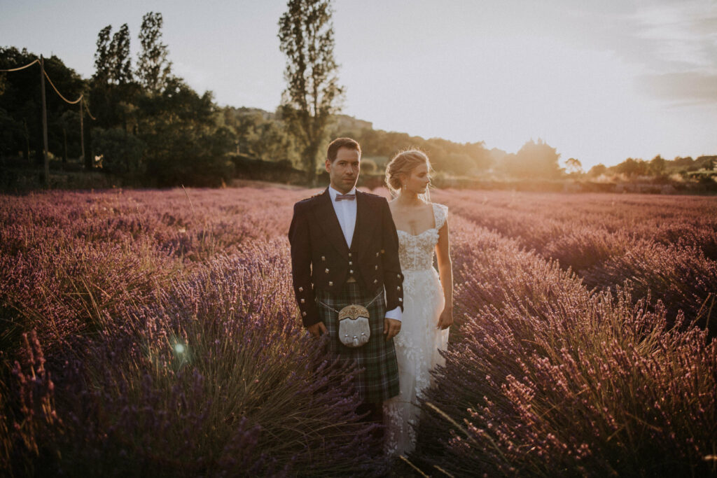 séances photo lavande, séance de couple, séance golden hour, photo au milieu des lavandes organisatrice de mariage lamothe du rhone, organisation de mariage saint paul trois chaeteaux, wedding planner provence