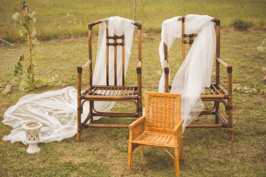 mobilier, décoration cérémonie, dIY, mariés, chaises des mariés