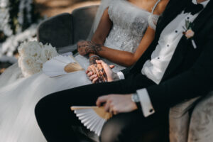 mariage oriental beaujolais, cérémonie, mariés, assis, mains