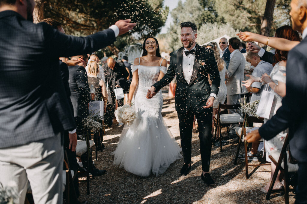 mariage oriental, sortie de cérémonie, mariés,