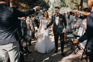 mariage oriental, sortie de cérémonie, mariés,