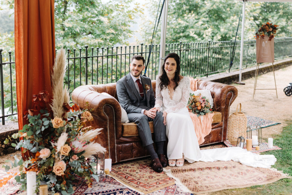 Couple, photo de couple, mariés, séance de photo de couple, mariage dans le beaujolais, automne, fleurs de saison, saison pour se marier dans le Beaujolais