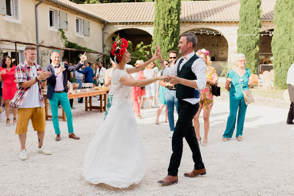 couleurs de mariage, mariage coloré, cérémonie laïque, danse, fleurs,