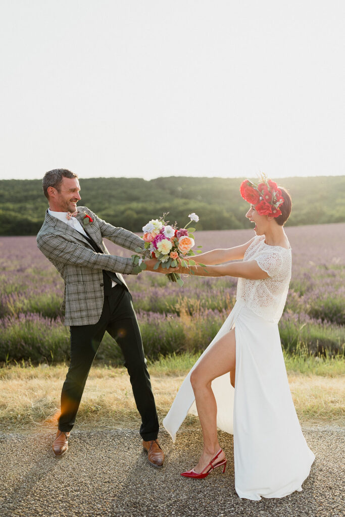 couple, photo de couple, fun, bouquet, séance couple, bouquet, mariage, love