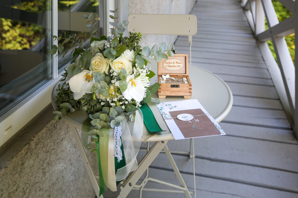 Set de papeterie de mariage avec faire part, invitation, programme et bouquet de fleurs