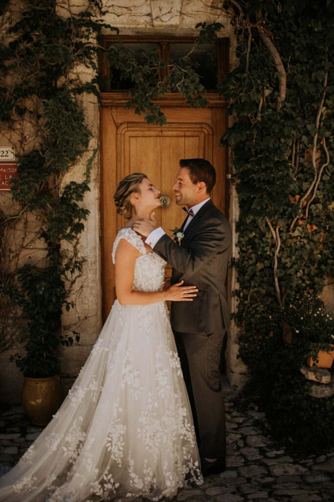 porter un kilt a son mariage, costume traiditionnel, costume gris mariés, mariage franco irlandais, wedding planner avignon, organisatrice de mariage avignon