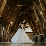 mariés, couple, robe blanche, séance photo, danse, bois