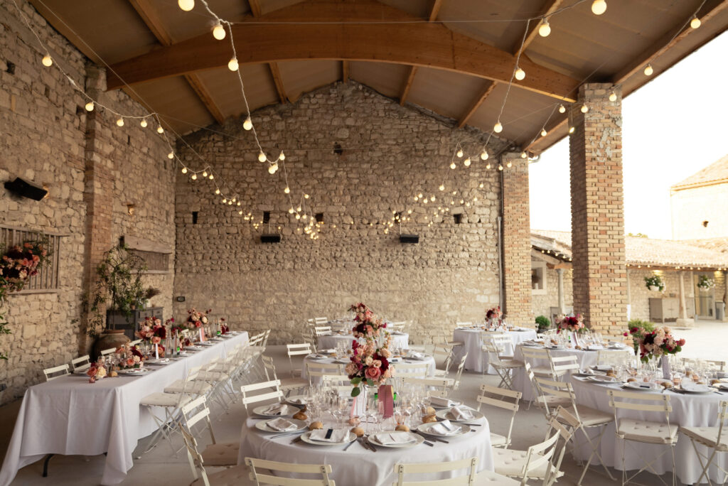 Décoration, salle de réception, grange , fleuri, beaujolais, lieux de mariage