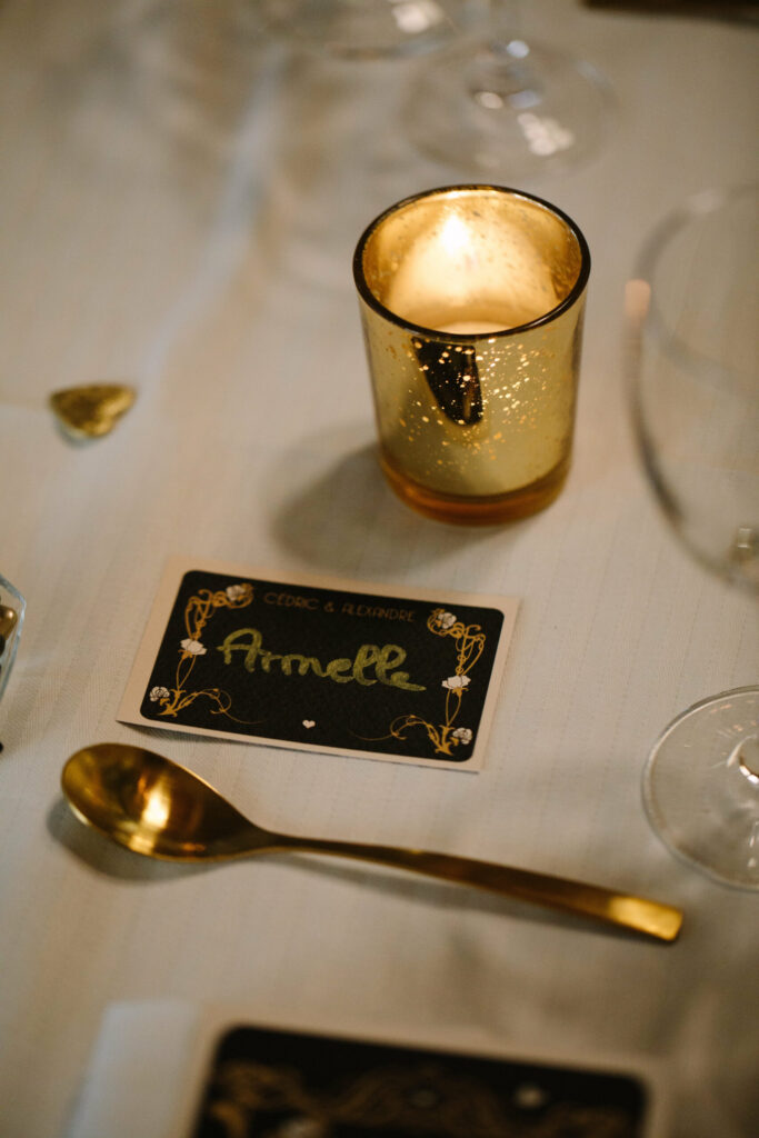 Marque place ardoise noir et doré pour papeterie de mariage