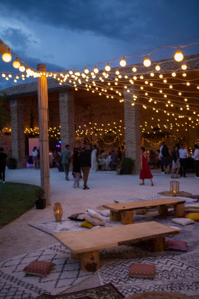 wedding, mariage, ciel étoilé, lieu de réception, cocktail, table en bois, pic nic