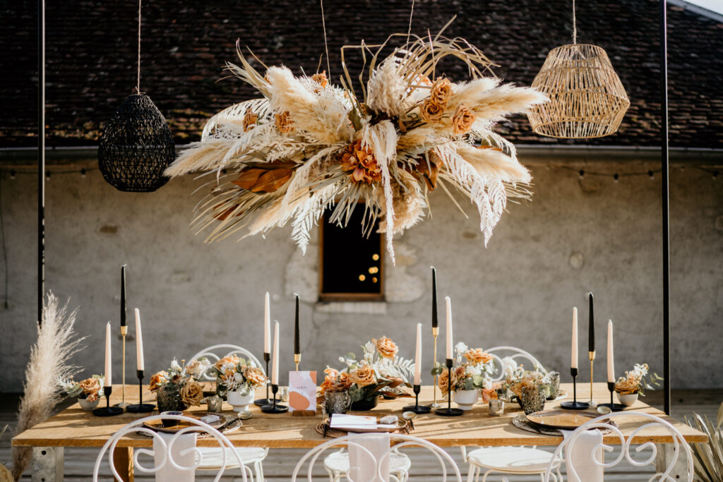 Composition florale en suspension pour des idées de centres de table de mariage