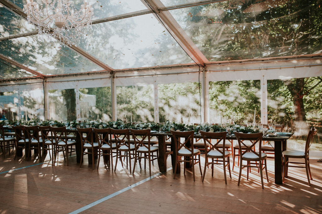Table de mariage sous un chapiteau transparent