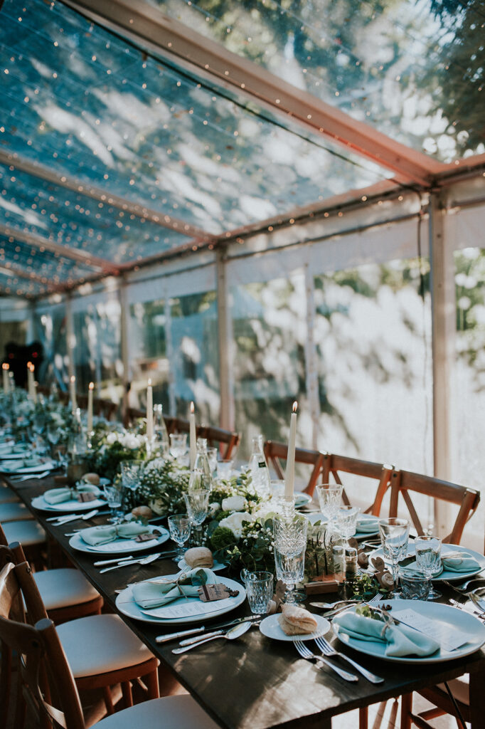 Décoration de mariage végétale verte sous une tente de cristal