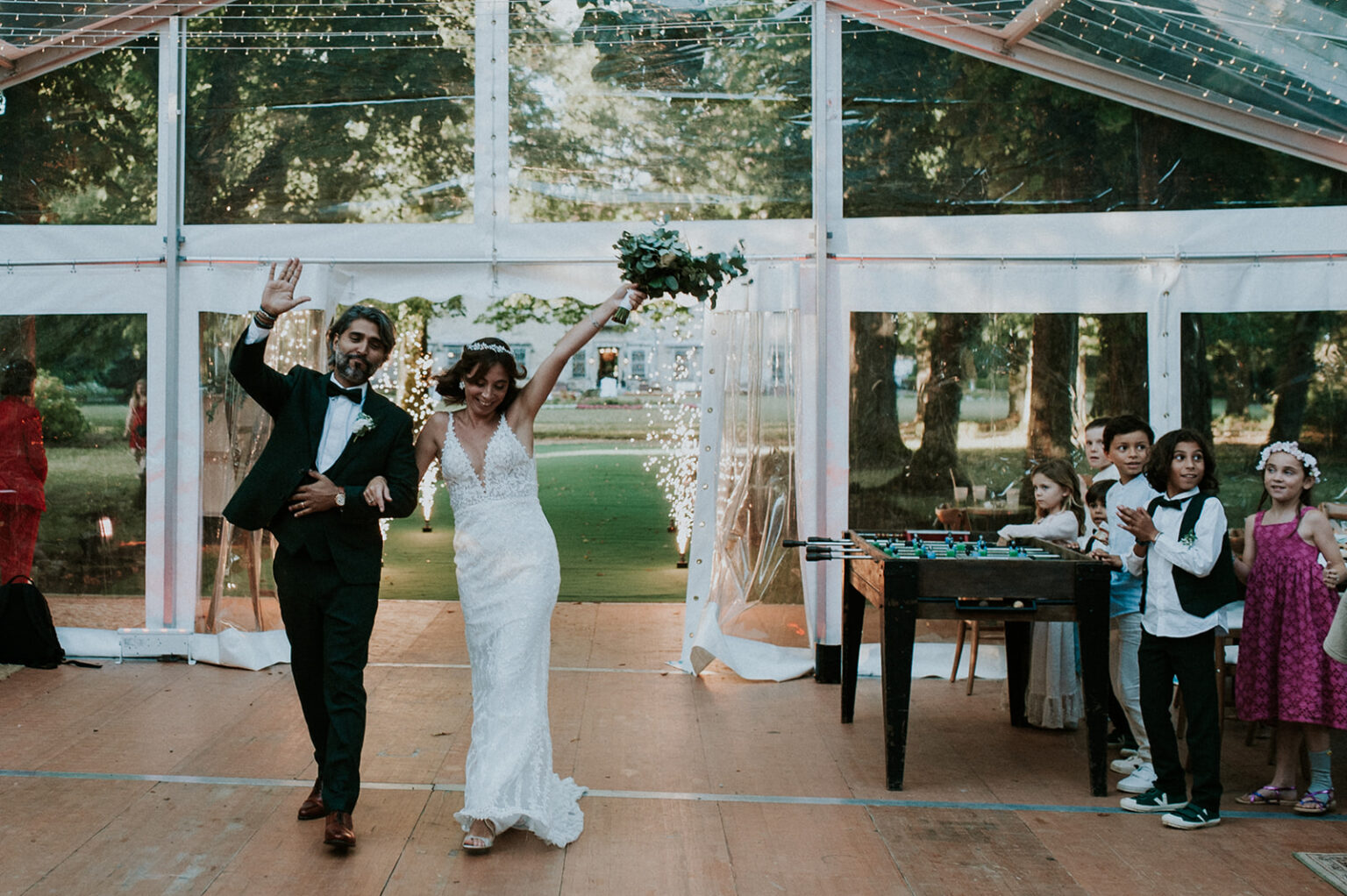 Mariage sous une tente transparent, arrivée des mariés avec le bouquet