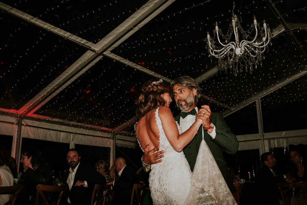 première danse de couple à un mariage sous une tente transparente, ouverture de bal