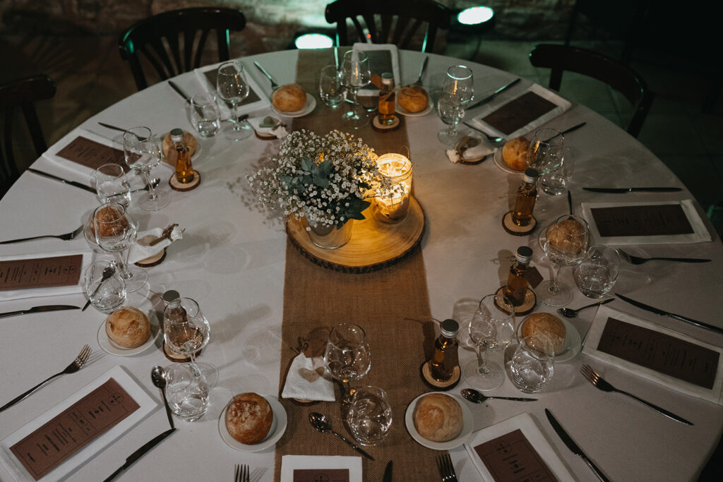 centre de table de mariage minimaliste, sur table ronde