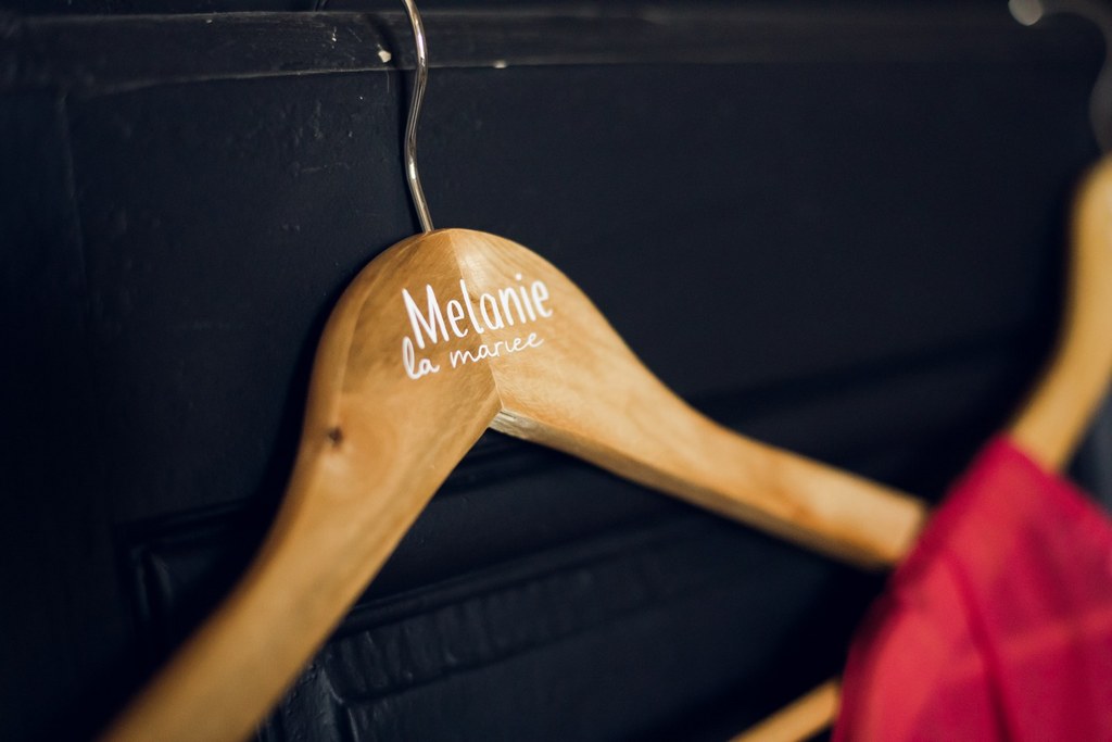 une mariée dans les moindres détails, détails de mariage, personnalisation mariage, cintre personnalisé, verres personnalisés, peignoir identiques, team bride