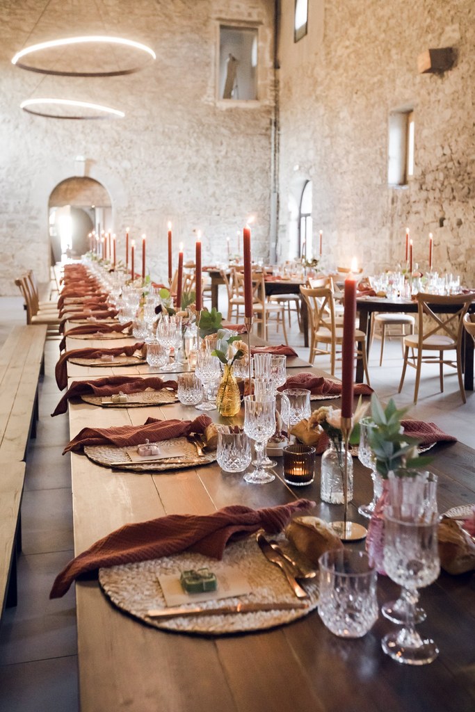 décoration mariage, wedding inspi, mariage terracotta, mariage bohème, mariage table en bois, mariage table en bois ronde, mariage sans nappes, bougies de couleurs, serviettes de couleurs, set de table 