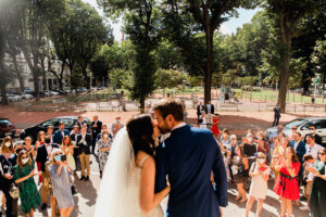 cérémonie de mariage, sortie de mariage, mariés, couple, bisous, robe blanche, costume