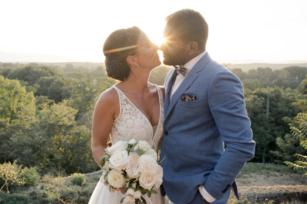 photo de couple, soleil, mariés, couple, costume bleu