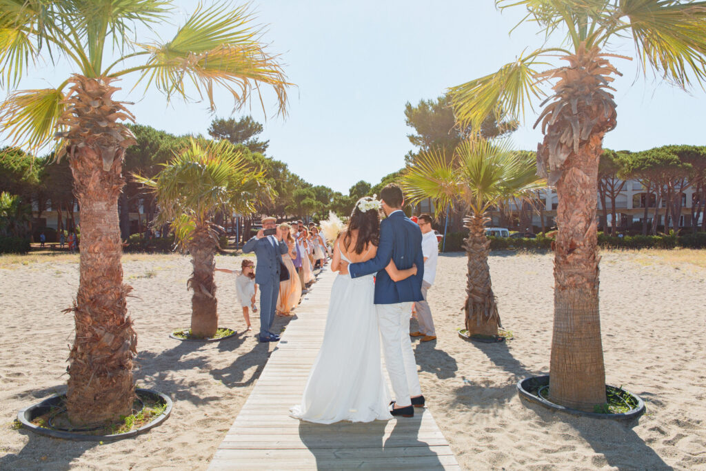 mariage soleil plage couple invités mariage dernière minute, 5 Destinations pour votre lune de miel