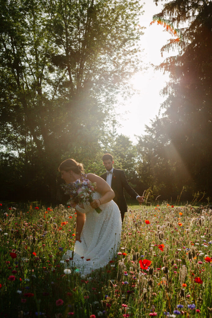 Nos mariés de J&L dans un champ de coquelicot