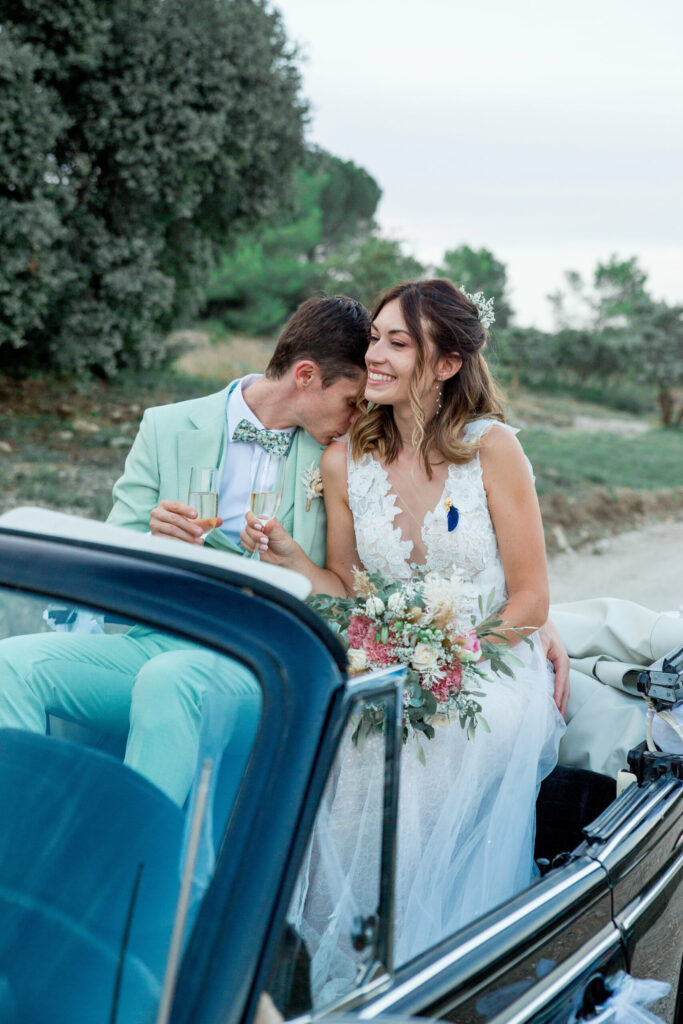 voiture des mariés, photo de couple, arrivée sur le lieu de réception, moment fun, coupe de champagne