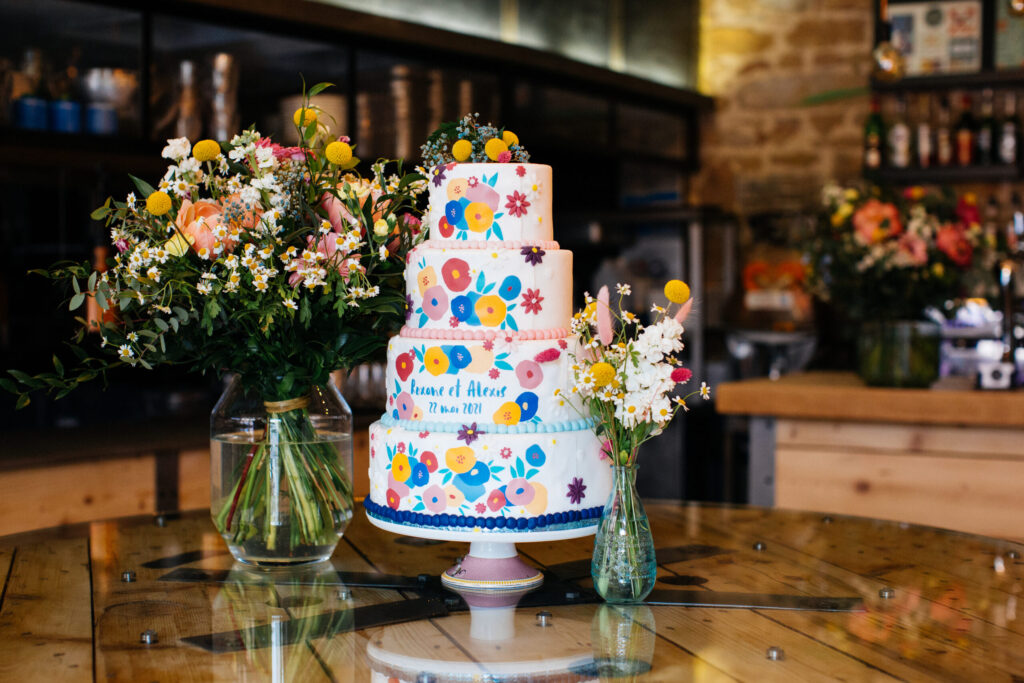 wedding cake, wedding, cake, gâteau, gâteau mariage, dessert, multicolore, idées gâteaux, conseils, conseils wedding planner, mariage, couple, mariés, d day wedding planner, d day Lyon, d day wedding planner Rhône-Alpes, cake flashy, fleurs, coloré, gâteaux de mariage tendances