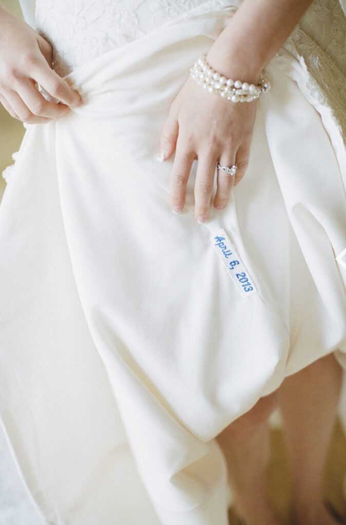 Broderie bleue mariage, mariage bordeaux, mariage gironde, wedding planner bordeaux, wedding planner gironde, organisation de mariage bordeaux, organisation de mariage gironde, quelque chose de bleu