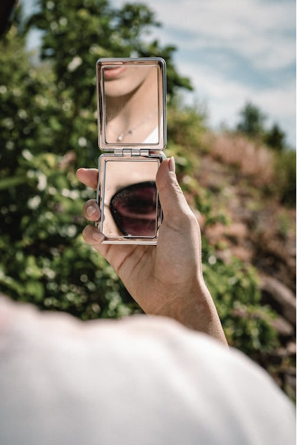 mariés, mariage, mariage en Alpes, Nice, bonheur, robe de mariée, conseils mariage, dernière minute, mariage réussi, wedding planner, photo couple, photo mariés, conseils de dernière minute, miroir de poche, préparation mariage, kit mariée, retouches maquillage, retouches, miroir